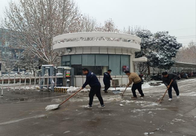 掃雪除冰我先行，冰雪更映黨旗紅